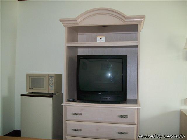 Economy 3* Cuyahoga Falls