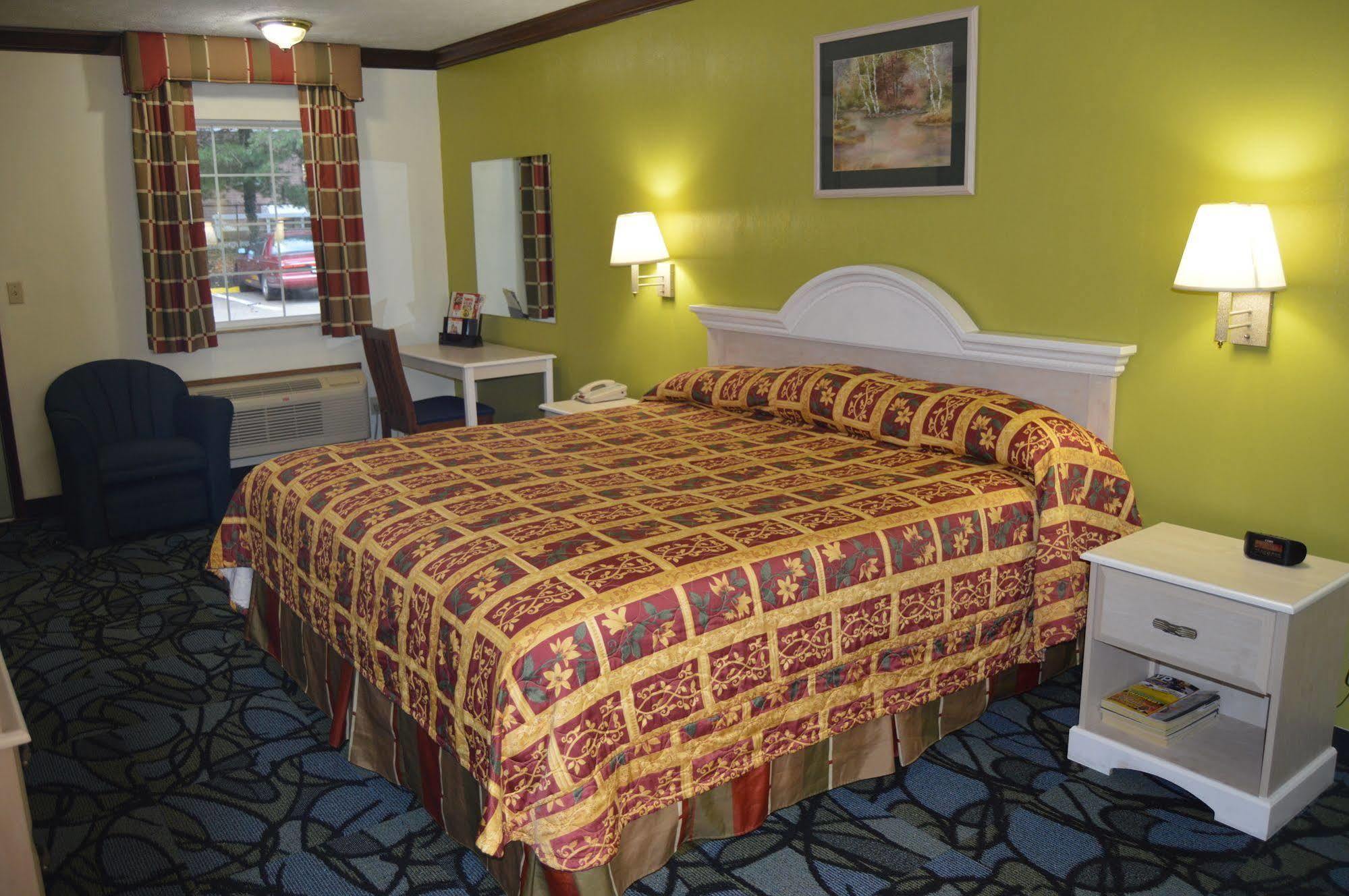 Economy 3* Cuyahoga Falls