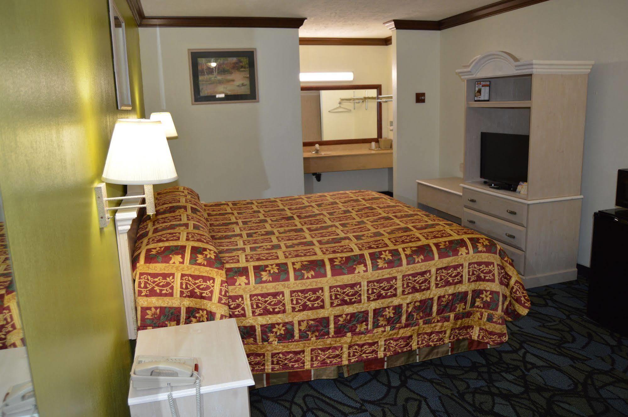 Economy 3* Cuyahoga Falls